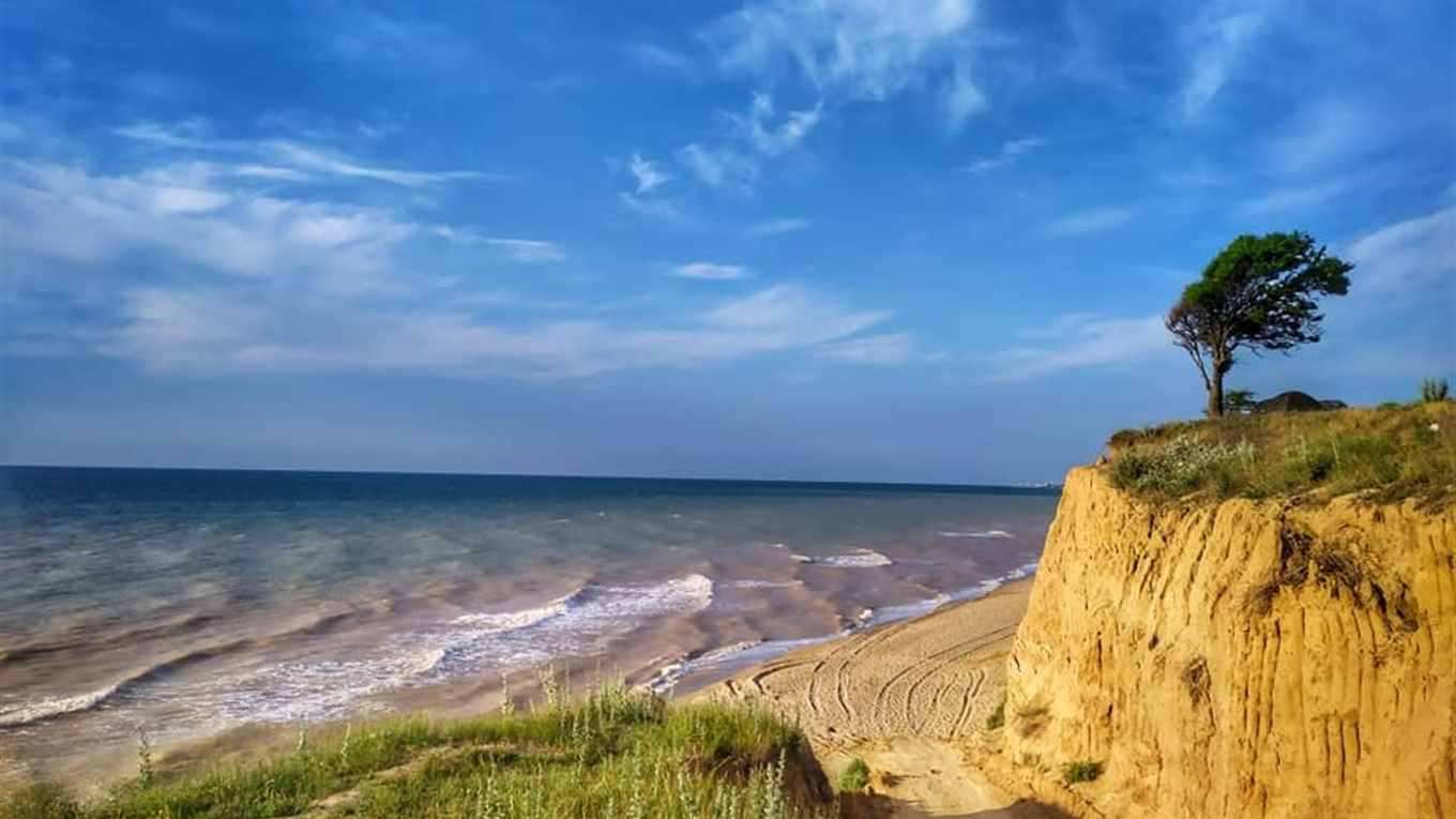 Пляж з білим піском, прозорою водоюю Цей пляж нагадує мальдіви